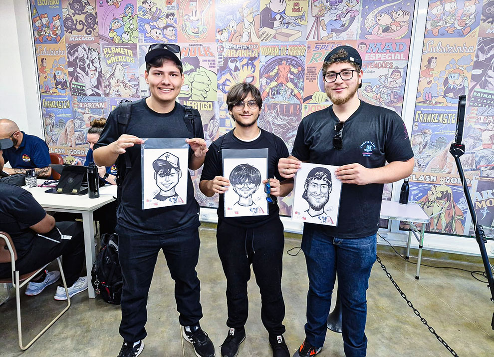 À esquerda, estudantes posam para registrar suas imagens nas caricaturas e, à direita, os amigos Luiz Henrique Acras, Thiago Maciel e Gabriel Pinheiro, de São João da Boa Vista