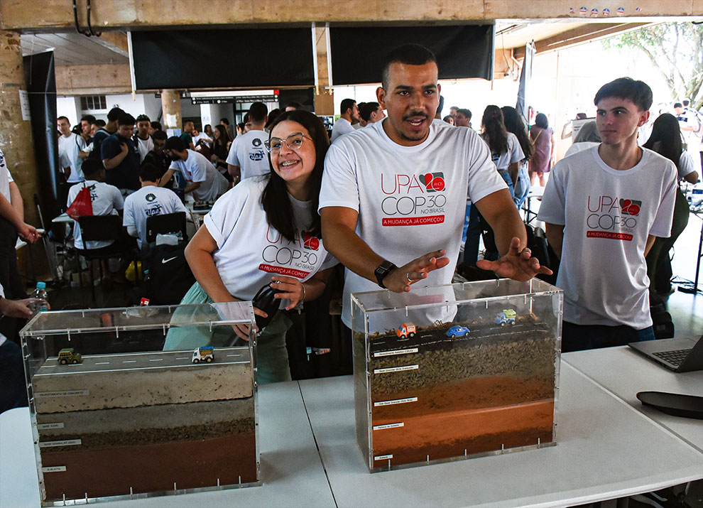 O estudante de Engenharia de Transportes Pedro Henrique Santos (à esquerda), a estudante de Educação Física Natália Francisco e família (ao centro) e as amigas Leticia Batista, Rafaela Zanca, Mariane Alves, Eloah Fernandes e Marina Lima de Andrade