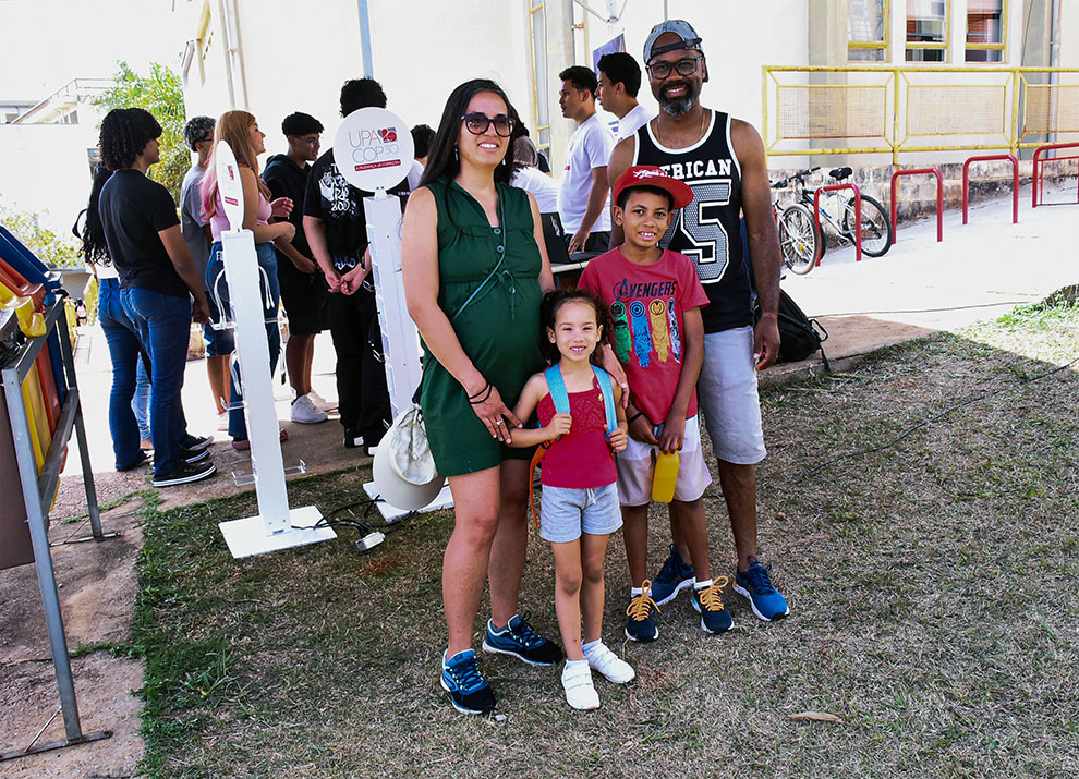 O estudante de Engenharia de Transportes Pedro Henrique Santos (à esquerda), a estudante de Educação Física Natália Francisco e família (ao centro) e as amigas Leticia Batista, Rafaela Zanca, Mariane Alves, Eloah Fernandes e Marina Lima de Andrade