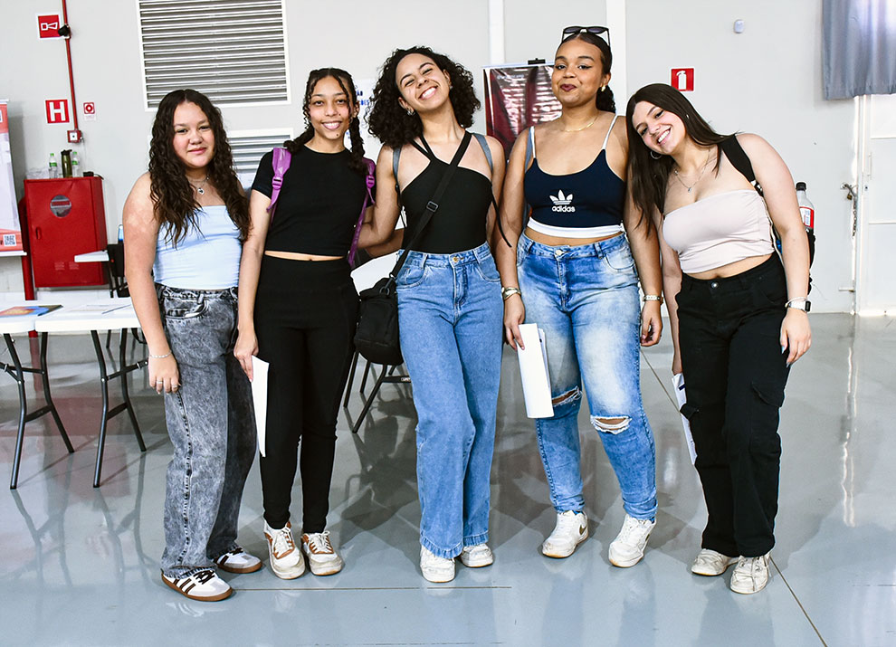 O estudante de Engenharia de Transportes Pedro Henrique Santos (à esquerda), a estudante de Educação Física Natália Francisco e família (ao centro) e as amigas Leticia Batista, Rafaela Zanca, Mariane Alves, Eloah Fernandes e Marina Lima de Andrade