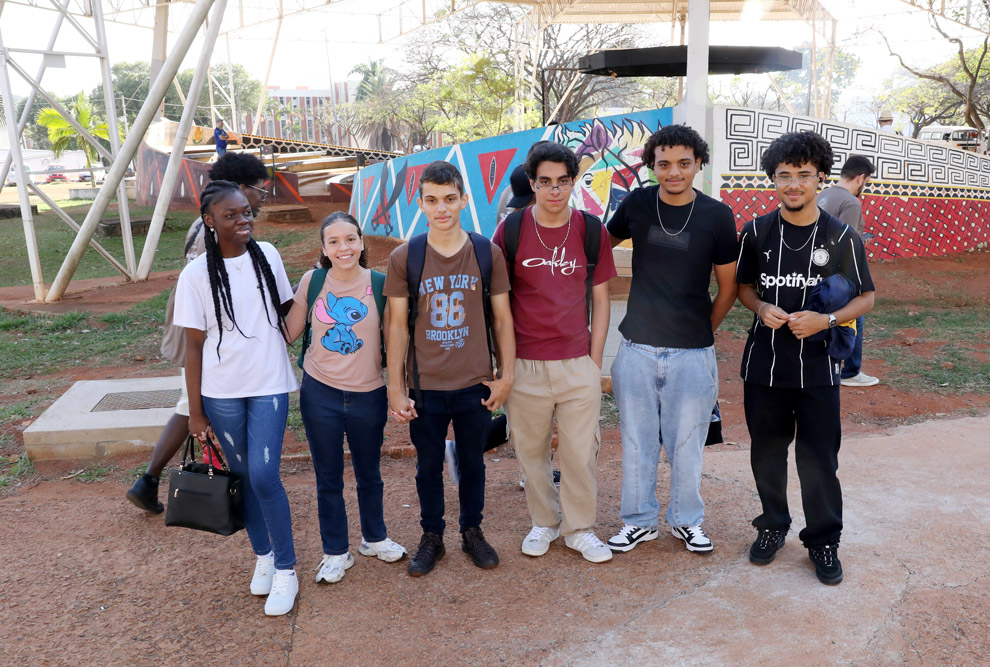 A haitiana Rosterline Romain e amigos (à esquerda), as amigas Ana Júlia Oliveira Silva e Evelyn Barboza Ferreira (ao centro) e o sociólogo Pedro Henrique Cunha da Silva e sua família