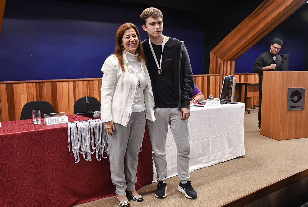 André Paschoalino Mengue e Mariana H. A. Ichiba receberam a medalha das mãos de Eliana Souza, da Diretoria de Ensino e do diretor do Imecc, Ricardo Martins, respectivamente  