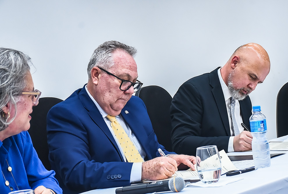 O reitor Paulo Cesar Montagner (à esquerda) e o novo diretor do IFGW Marcos César de Oliveira: quadriênio 2025-2029