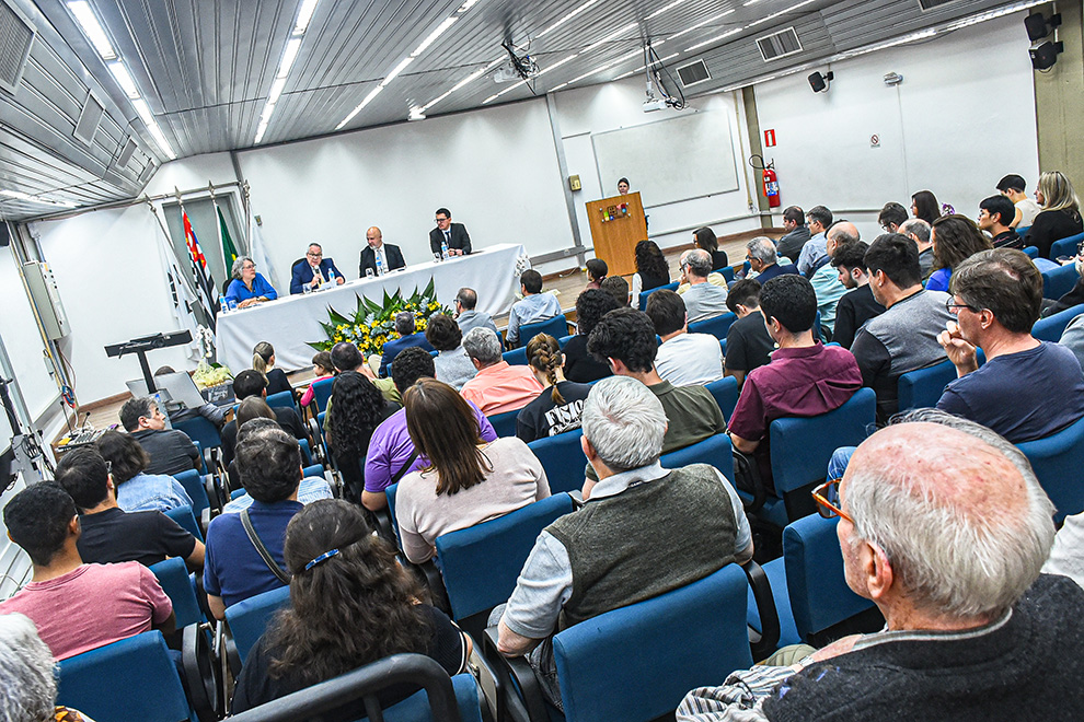 A cerimônia de posse aconteceu no auditório do IFGW; o reitor Paulo Montagner destacou que se trata de um momento de celebração