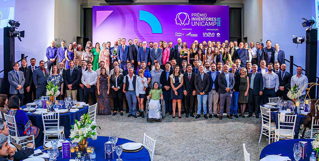 Foto com os premiados durante cerimônia; 133 pessoas envolvidas em 31 contratos de transferência de 30 tecnologias da Unicamp