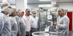 Comitiva visita farmacêutica EMS para troca de experiências