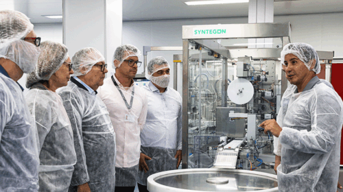 Comitiva visita farmacêutica EMS para troca de experiências