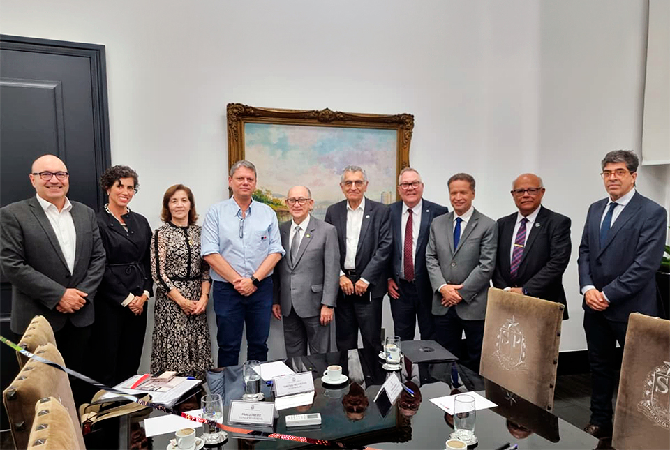 Comitiva da Unicamp, coordenada pelo reitor Paulo Cesar Montagner (gravata vermelha), ao ser recebida pelo governador Tarcísio de Freitas (camisa azul)