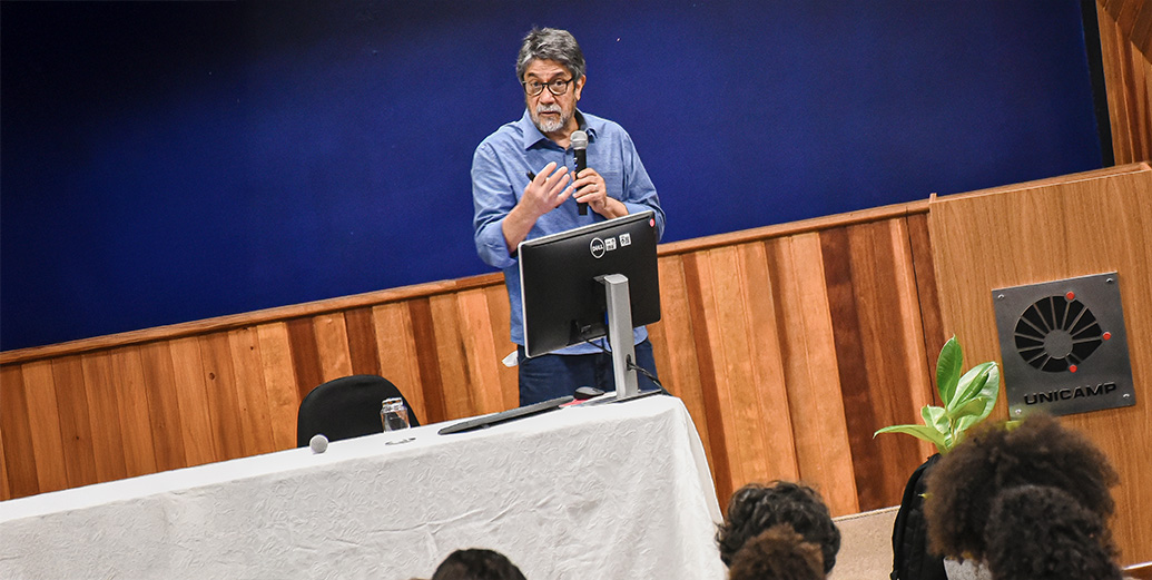 O professor Virgílio Almeida, do Departamento de Computação da UFMG:   