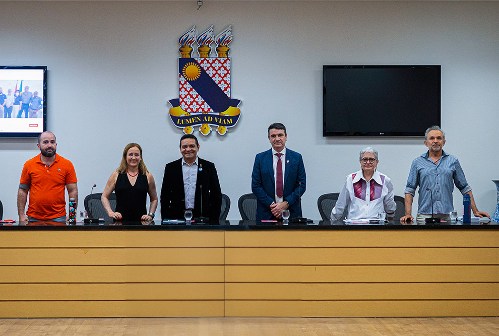 A professora Susana Durão (vestido preto) com a equipe da Uece: ações preventivas e colaborativas