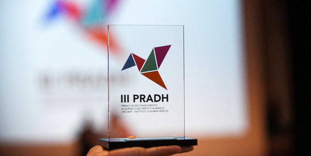 Troféu oferecido na terceira edição do PRADH, em 2023; este ano os premiados receberão o troféu e diploma posteriormente em seus domicílios