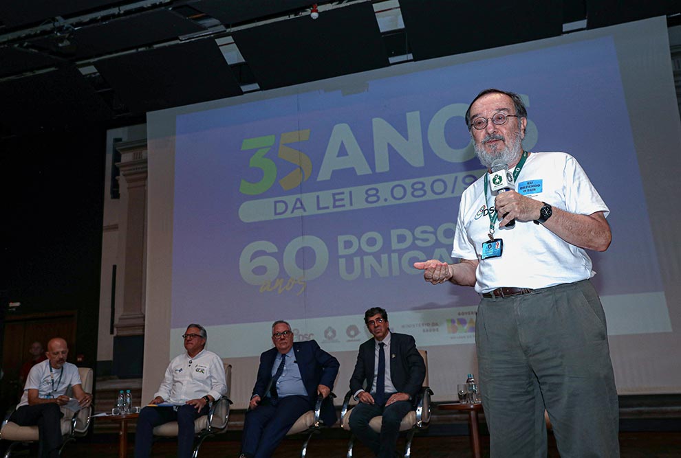 Da esquerda para a direita, o médico Gastão Wagner, o ministro da Saúde Alexandre Padilha e o reitor Paulo Cesar Montagner