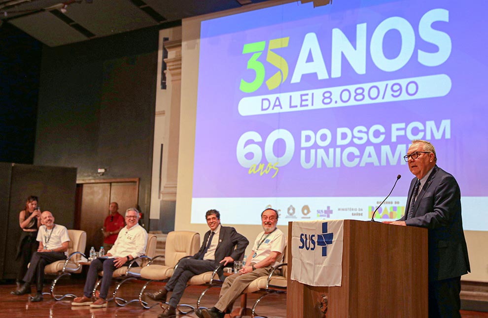 Da esquerda para a direita, o médico Gastão Wagner, o ministro da Saúde Alexandre Padilha e o reitor Paulo Cesar Montagner