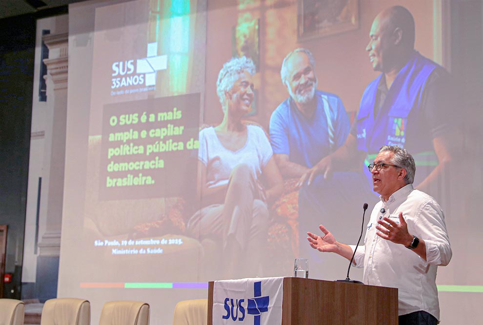 Da esquerda para a direita, o médico Gastão Wagner, o ministro da Saúde Alexandre Padilha e o reitor Paulo Cesar Montagner