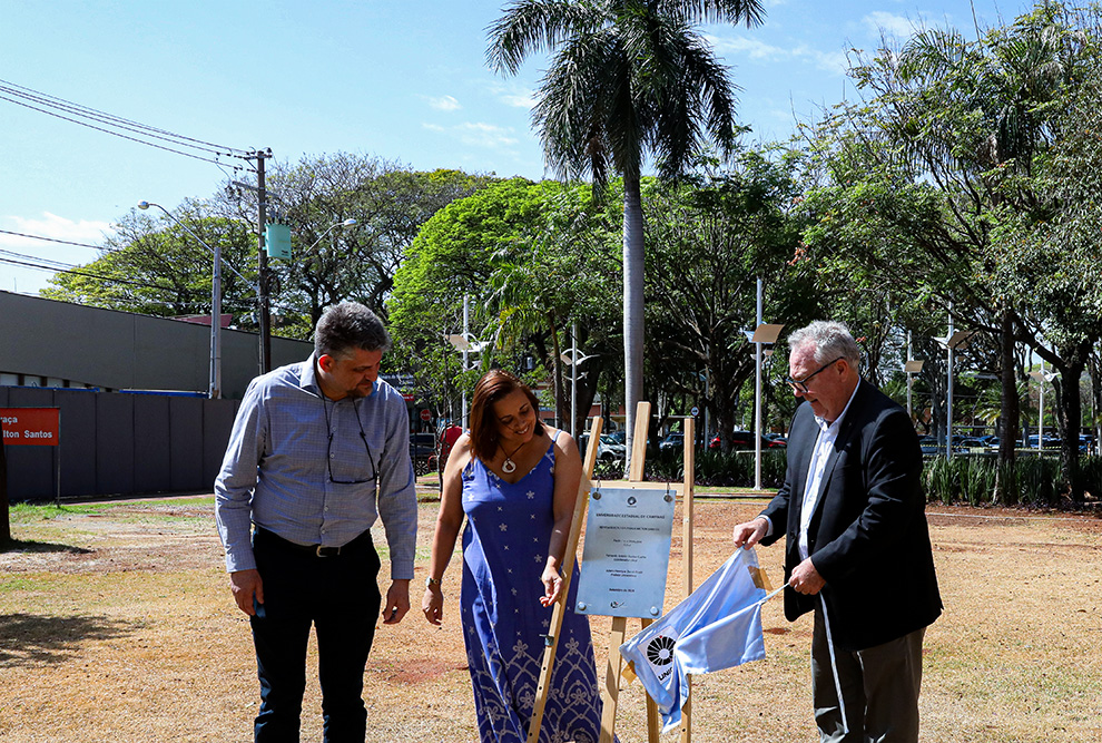 Obra de revitalização da Praça Milton Santos foi entregue nesta quinta-feira (25)
