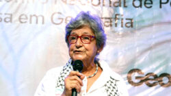 Professora recebe reconhecimento à sua contribuição para a área da geografia