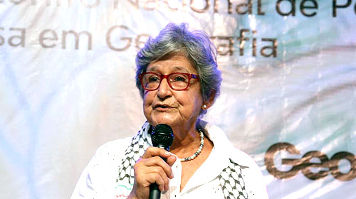 Professora recebe reconhecimento à sua contribuição para a área da geografia