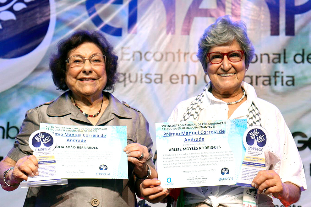 A professora Arlete Moysés (blusa branca) durante a homenagem da Anpege 