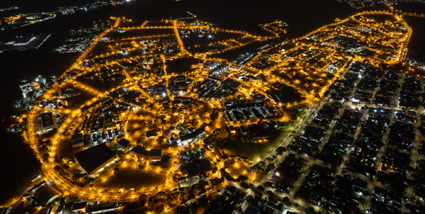 Imagem noturna da Unicamp produzida com drone; eventos tem como objetivo discutir estratégias, desafios e oportunidades