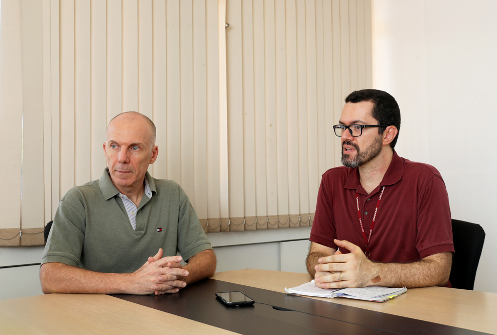 Os professores Silvio Consonni (à direita) e Arnaldo Pinto Jr.: momento histórico