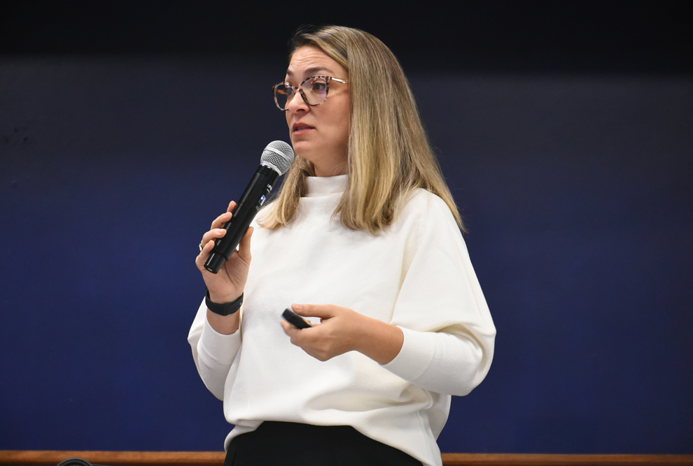 A professora Milena Serafim, da FCA ministrou palestra de abertura sobre desafios das aplicações na Administração Pública