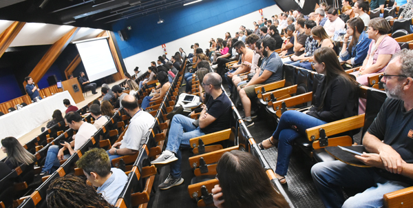o centro foi estruturado em quatro grandes eixos: capacitação e difusão da IA na Universidade; apoio à
governança e à regulação; infraestrutura e serviços e, uso de IA nos processos e práticas da
Universidade