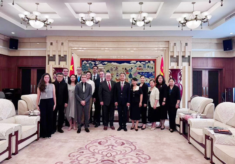 A delegação visitou o o Centro de Educação Linguística e Cooperação, órgão vinculado ao Ministério da Educação chinês e responsável pelo programa do Instituto Confúcio