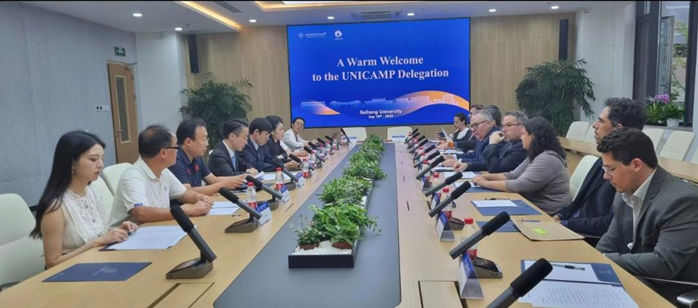 Na Universidade Beihang foi assinado um acordo de colaboração que prevê o desenvolvimento de pesquisas conjuntas e a mobilidade de estudantes de graduação e pós-graduação