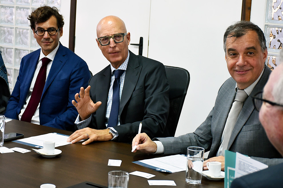 Da esquerda para a direita, o vice-presidente de Relações Internacionais, Leopoldo Iribarren, o vice-reitor para Assuntos de Pesquisa, Rainer Kiesow e o reitor, Romain Huret: pesquisas conjuntas e estimular o intercâmbio  