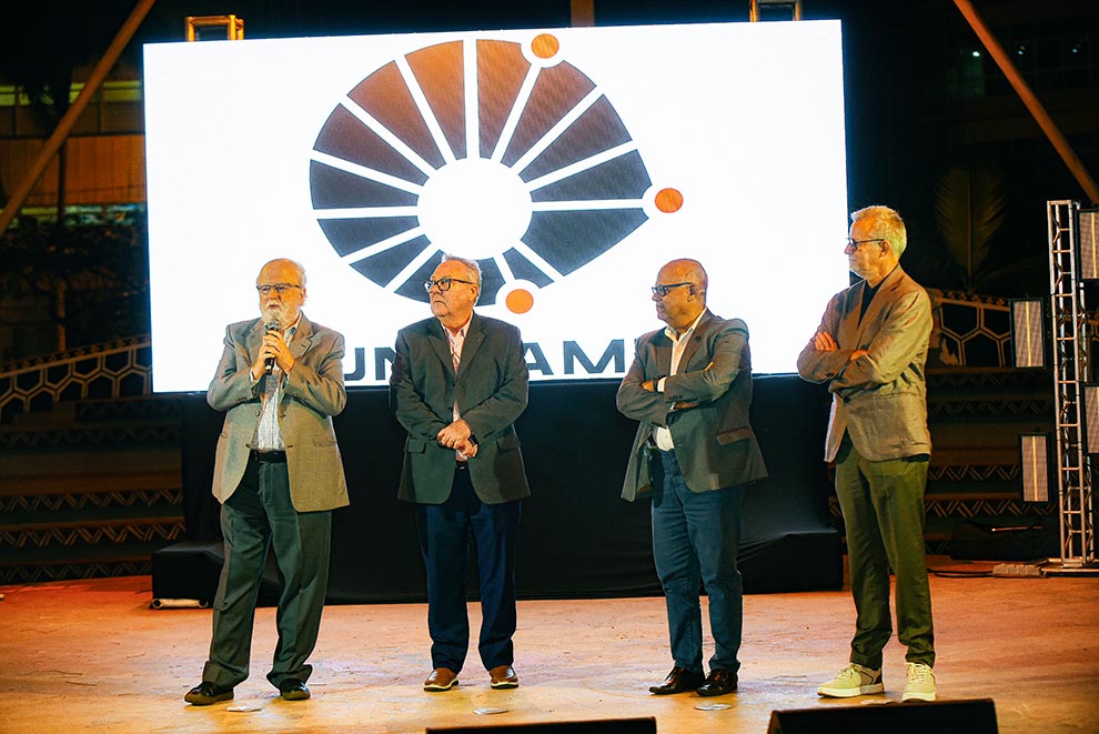 Da esquerda para a direita, o secretário municipal de Educação e ex-reitor José Tadeu Jorge, o reitor Paulo Cesar Montagner, o coordenador-geral da Universidade Fernando Coelho e o ex-reitor Antonio José de Almeida Meirelles 