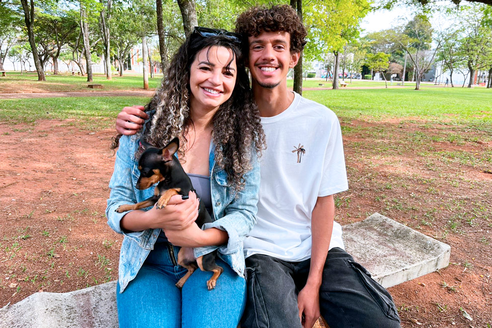 Carlos Daniel Ferreira e a mãe Ana Paula (à esquerda) e Cecílcia de Oliveira e sua mãe Raquel Silva