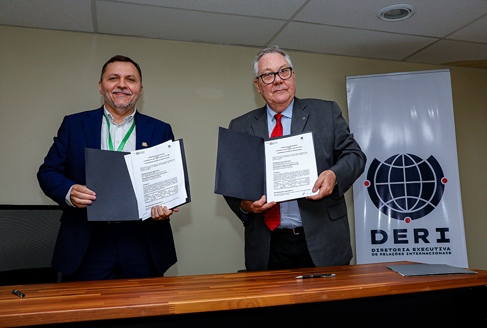 O vice-reitor da Universidade São José, João Alexandre Lobo Marques (à esquerda) e o reitor da Unicamp Paulo Cesar Montagner: renovação do convênio 