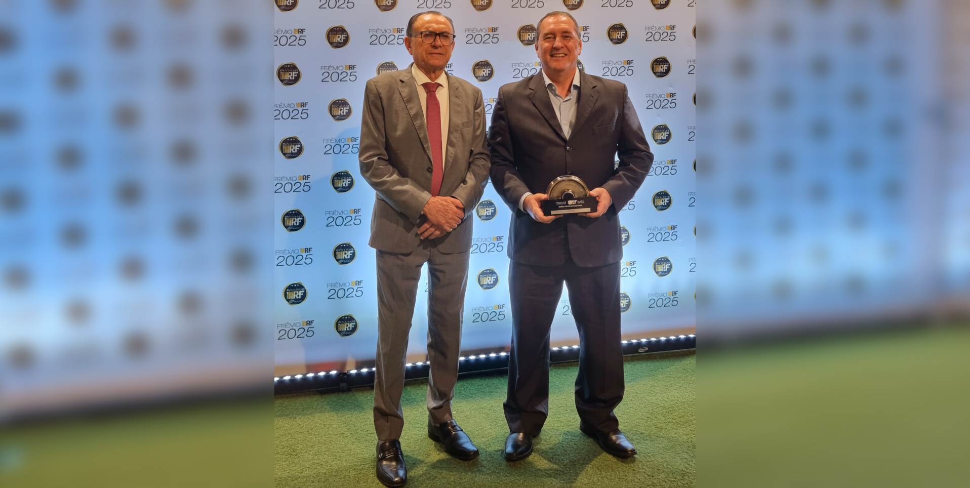 O professor Auteliano Antunes dos Santos Junior recebeu o troféu em nome da instituição
