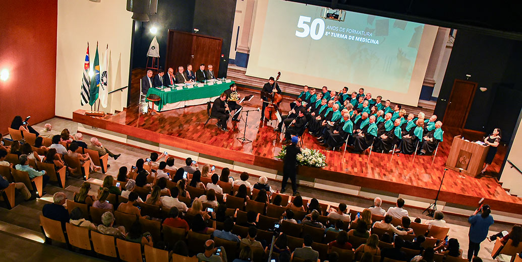 A solenidade contou com a presença do reitor Paulo Cesar Montagner, do coordenador-geral, Fernando Coelho, do diretor da FCM, Cláudio Coy, e do coordenador da Deas, Luiz Carlos Zeferino, além de docentes, alunos, familiares dos formandos e convidados