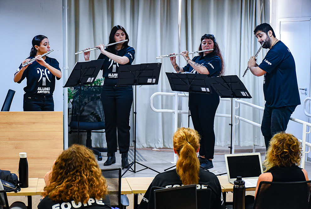 O grupo “Sopro em Foco” (à esquerda) integra o programa Aluno Artista abriu o congresso Pape-G nesta quarta-feira (29)