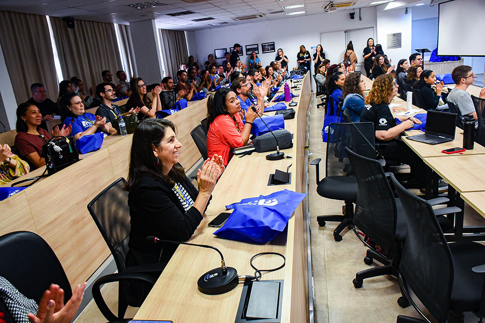 O grupo “Sopro em Foco” (à esquerda) integra o programa Aluno Artista abriu o congresso Pape-G nesta quarta-feira (29)