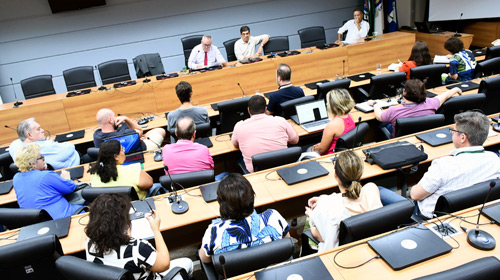 Reitoria apresenta proposta de autarquização da área da saúde para bancada de servidores