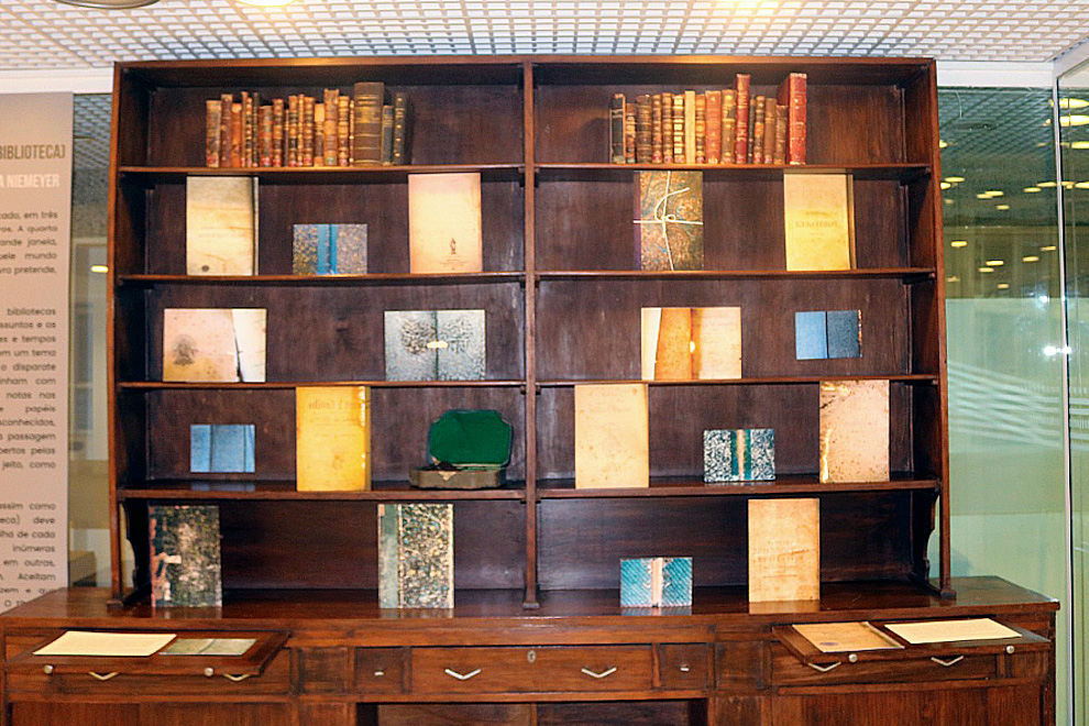 A proposta da exposição nasceu de uma relação afetiva entre a artista e os livros