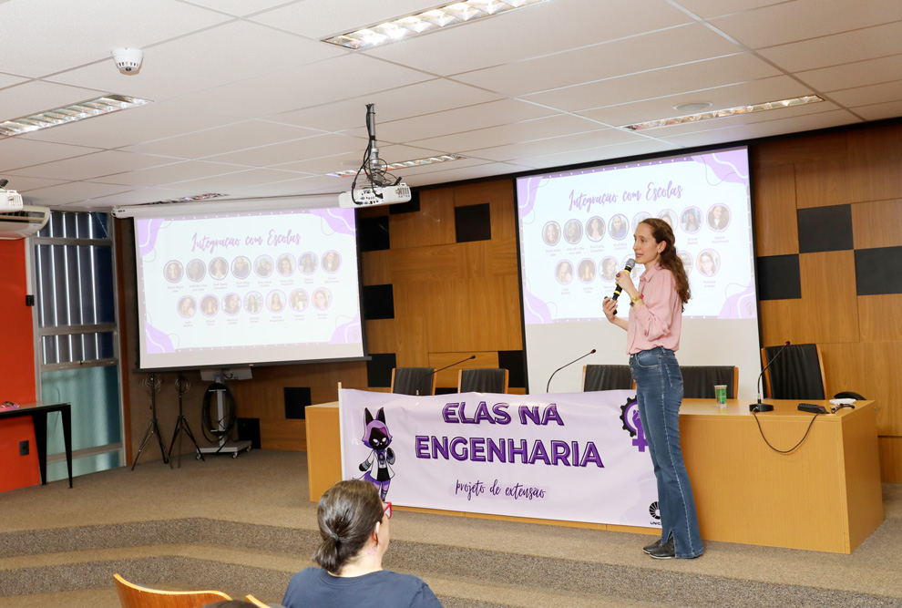A professora Suzana Moro coordena a iniciativa com outras docentes: cursos com menor participação feminina
