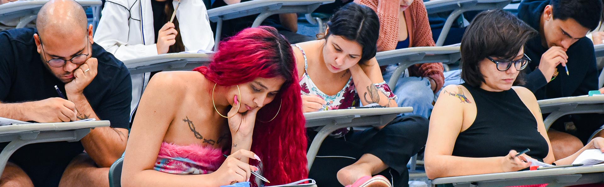 Cada questão dissertativa contém dois itens, valendo dois pontos cada, totalizando quatro pontos