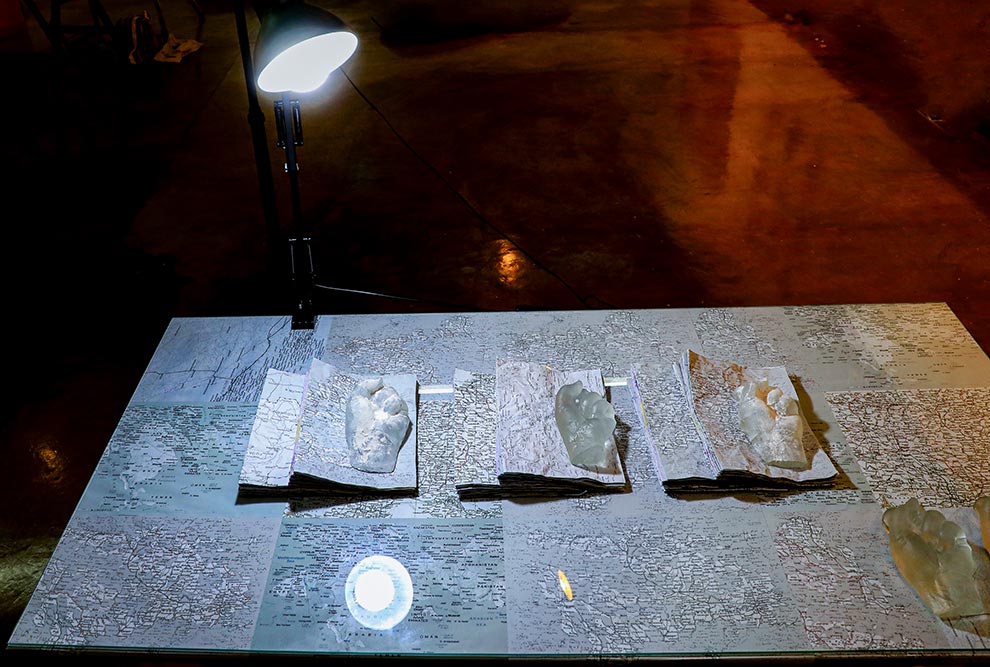 Marta Strambi: trabalhos com elementos em vidro