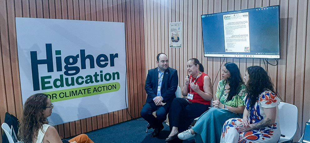 Painel de discussão do potencial das universidades como espaços de experimentação de tecnologias sustentáveis; participaram Thalita Dalbelo (Unicamp), Graciella Faico (UFF), Leonardo Chaves (UFMS),  
Andrea Araújo do Carmo (UEMA), Fernando Assanti (Instituto Selo Sustentável)