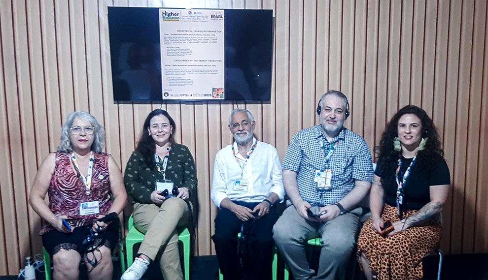 A professora Maria José Maluf de Mesquita, do IG (na foto à esquerda), e, à direita, Marisa Barros (Semil), Luiz Augusto Horta (Unifei), Alessandro Sanches, do Instituto 17 e Thalita Dalbelo (Unicamp)