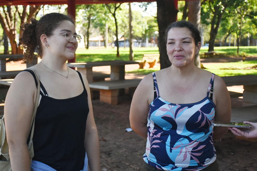 Maria Luísa dos Santos (à esquerda) com sua mãe Sílvia Rosa: Artes Visuais 