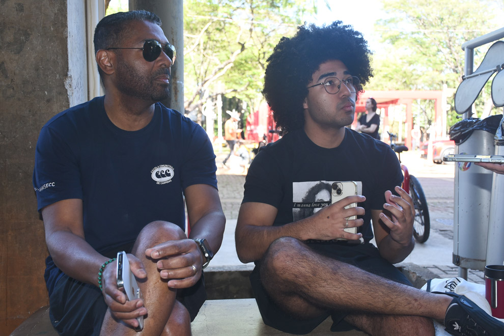 Víctor Hugo Barreiro de Souza (à direita) com o pai Edson: Midialogia