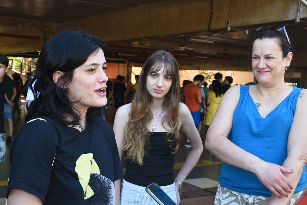 Maria Mestriner (à esquerda) com a mãe Luciana e a namorada Júlia; Tatiana Keller (à direita): segunda graduação n área de Biologia 