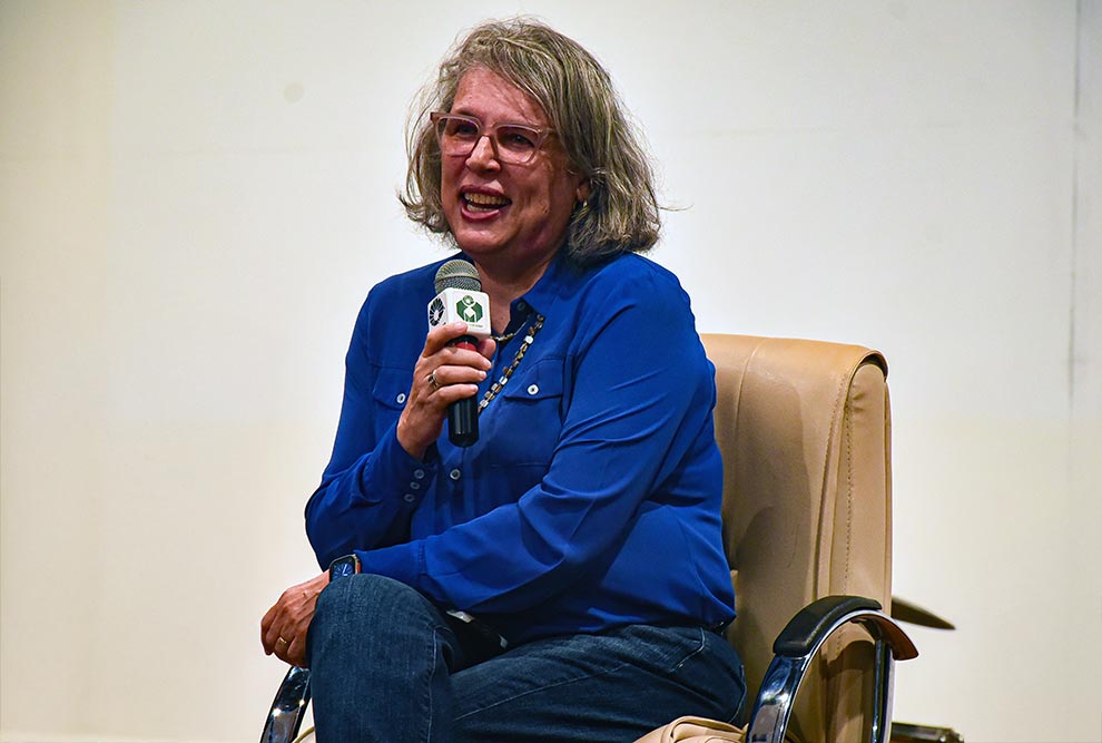 A pró-reitora Mônica Cotta