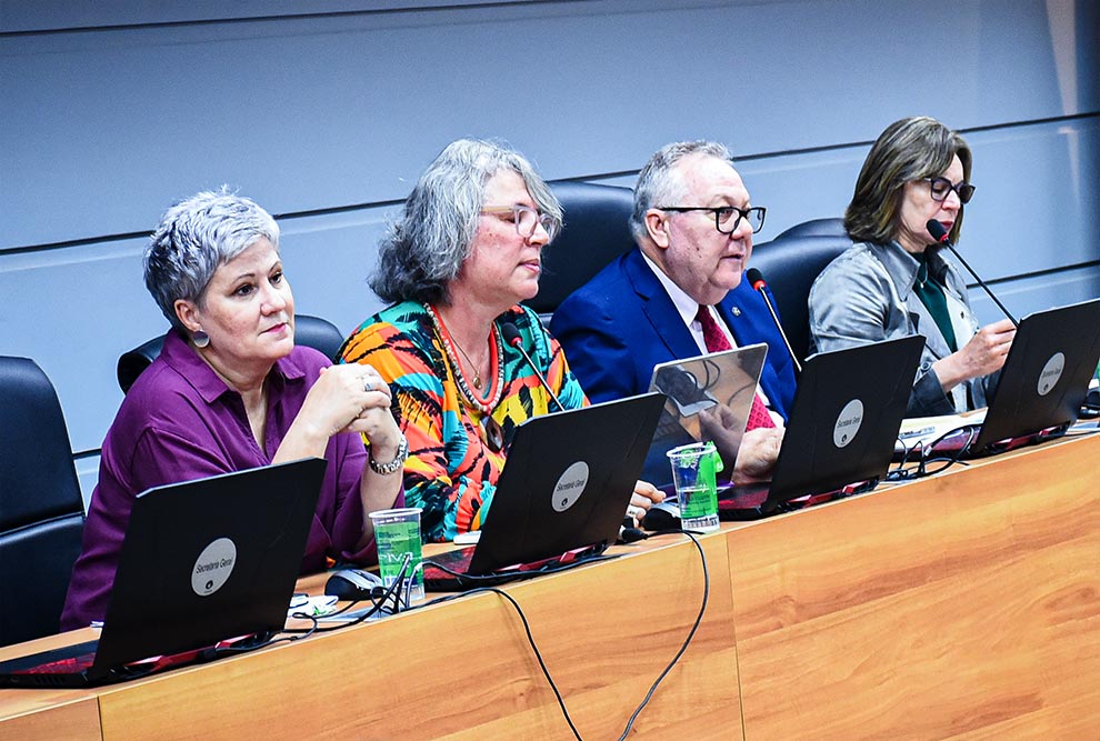 Mesa diretiva do Consu; a Reitoria instalará uma comissão de especialistas que fará o detalhamento de cada uma das propostas e o estabelecimento de etapas para cada processo