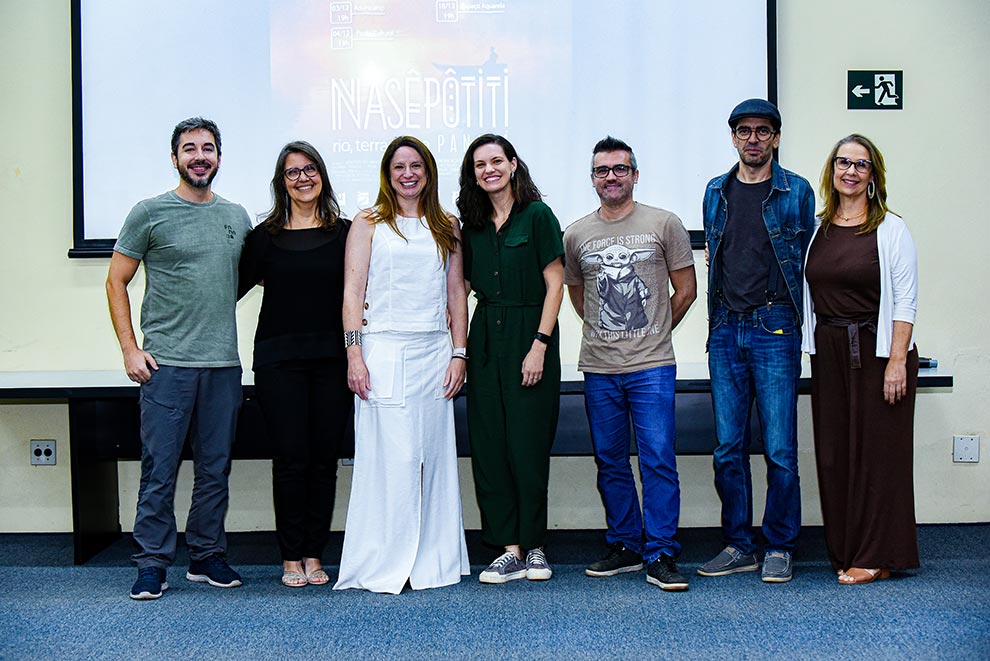 Equipe envolvida na produção do documentário; da esquerda para a direita Marcos Botelho Jr., Hebe Rios, Cassiana Montagner, Bruna Mozer, Paulo Cavalheri, Diohnny C. Andrade e Patrícia Lauretti