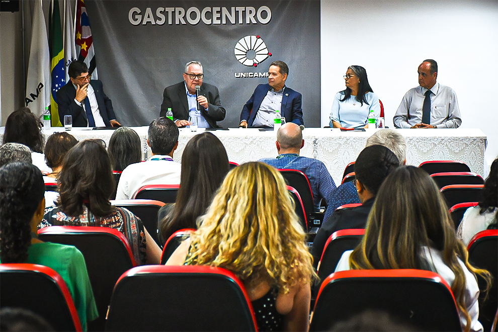 Cerimônia de comemoração contou com a presença do reitor Paulo Cesar Montagner (segundo à esquerda) e do médico Salvador Afonso, que representou o prefeito de Campinas, Dario Saadi (primeiro à direita)
